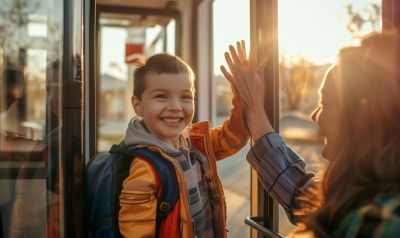 eltern verabschieden kind beim kita start